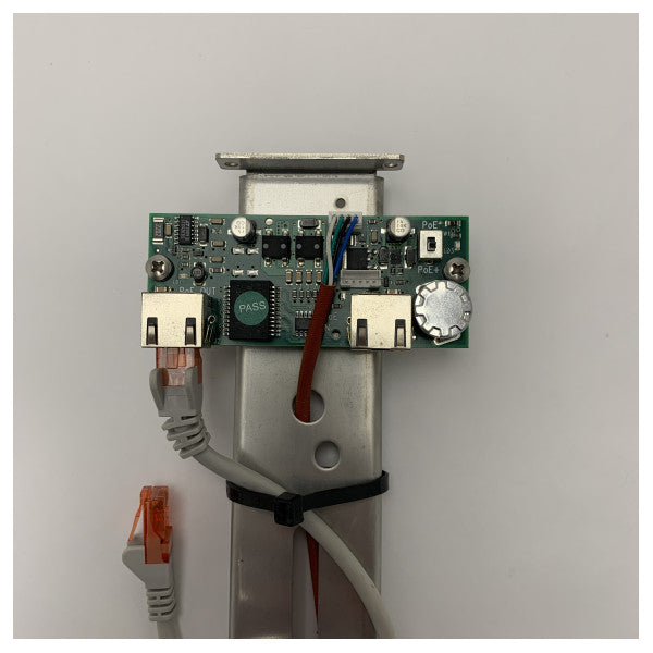 Axis Power Adapter PoE T8133 �� 30W Midspan a porta singola per una rete marina affidabile