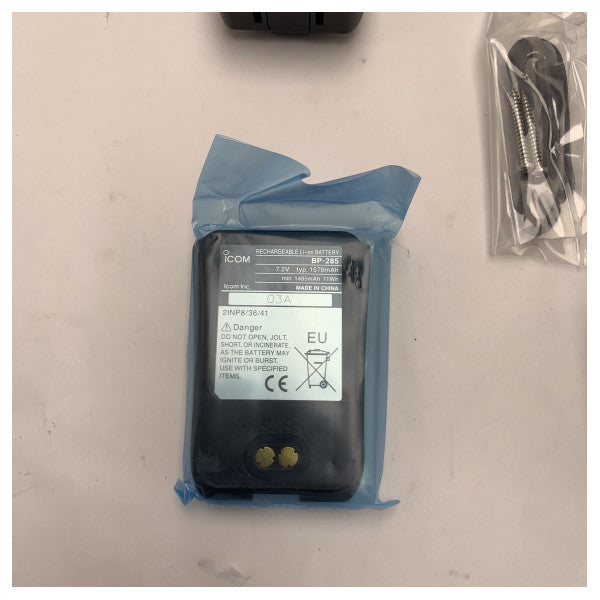 Icom IC-M93D Waterproof VHF Handheld Marine Radio with DSC for Reliable Communication (Radio marine VHF étanche avec DSC pour une communication fiable)