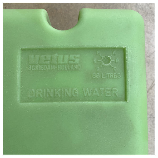 Vetus DWSC08824 88L 24V drinking water system with tank and pump