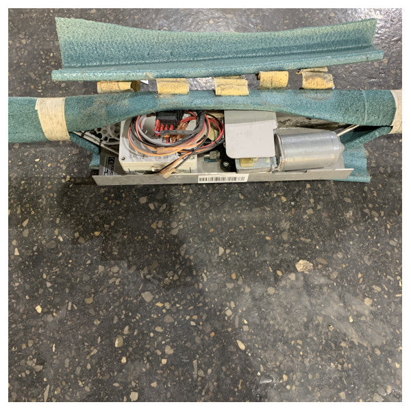 Lewmar ES800電動スライディングオープニングサンルーフシステム - 72003385