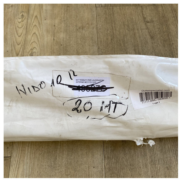 Korkealaatuinen kestävä merikangas, jossa on vedenkestävä kalanruotokuvio - ihanteellinen veneen verhoiluun ja suojaukseen.