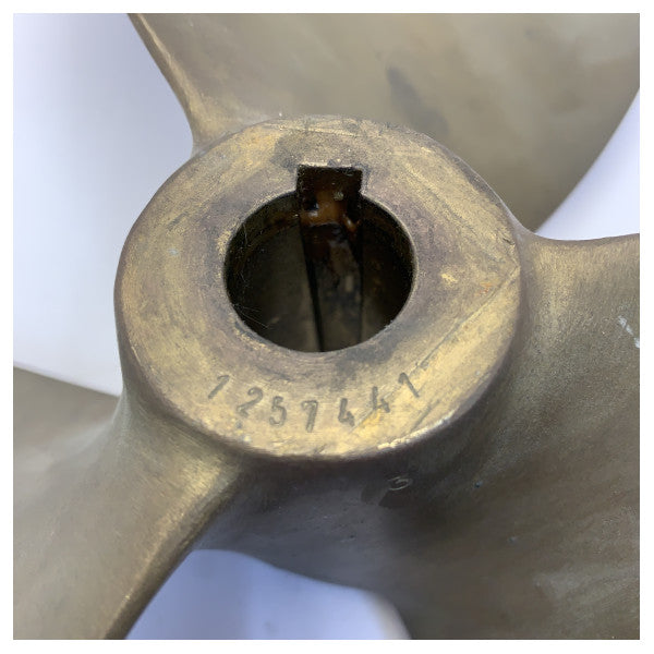 Hélice usada Vetus P3B-17X14R de 3 lâminas em latão, mão direita, 30 mm