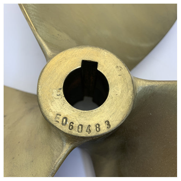 ヴェトゥス P3B-17X11R プロペラ 3ブレード 真鍮 右回り 30 mm