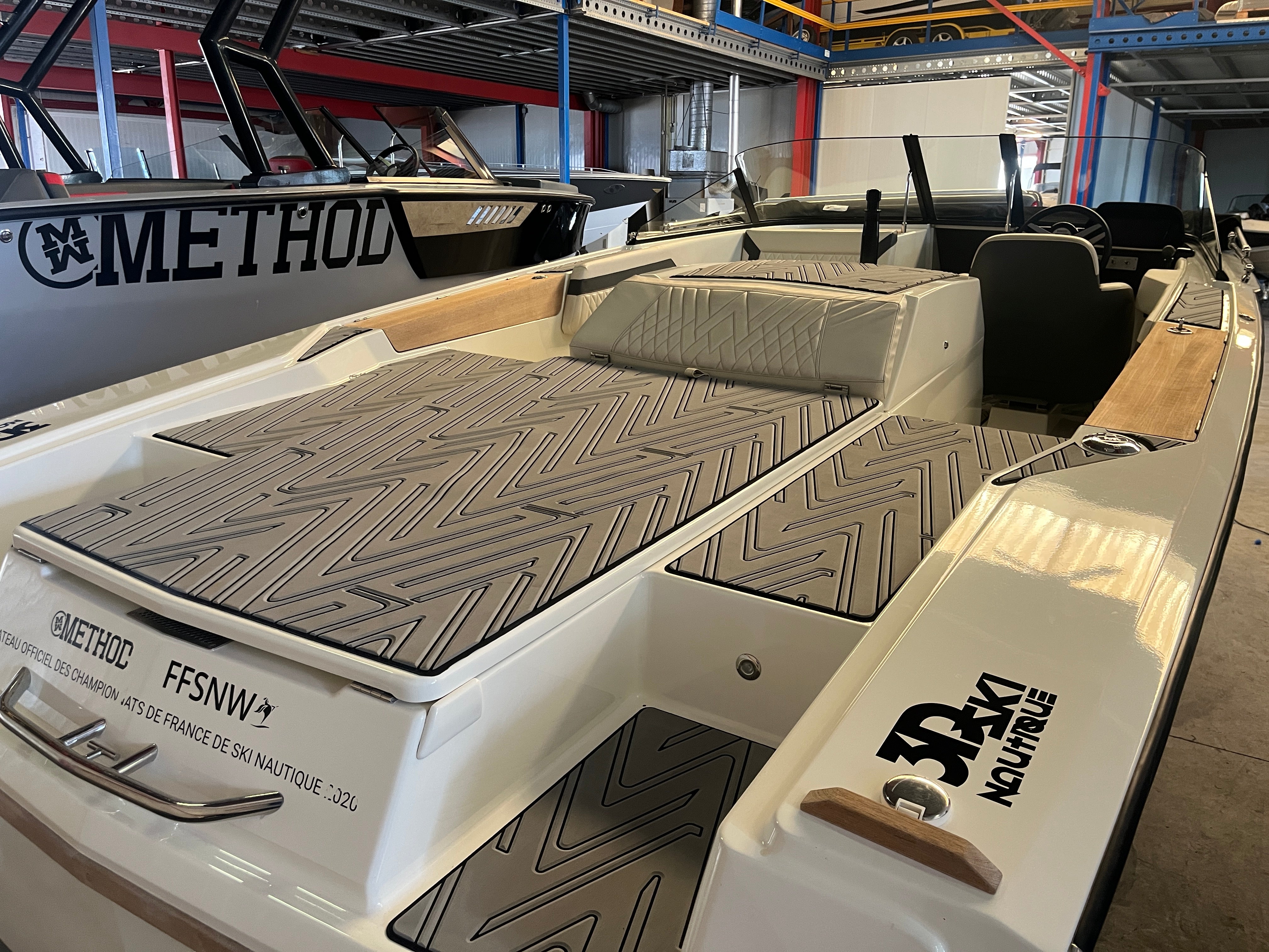 Човен для вейкбордингу та водних лиж Method Wake Ski 6.2 з 440 к.с. RED