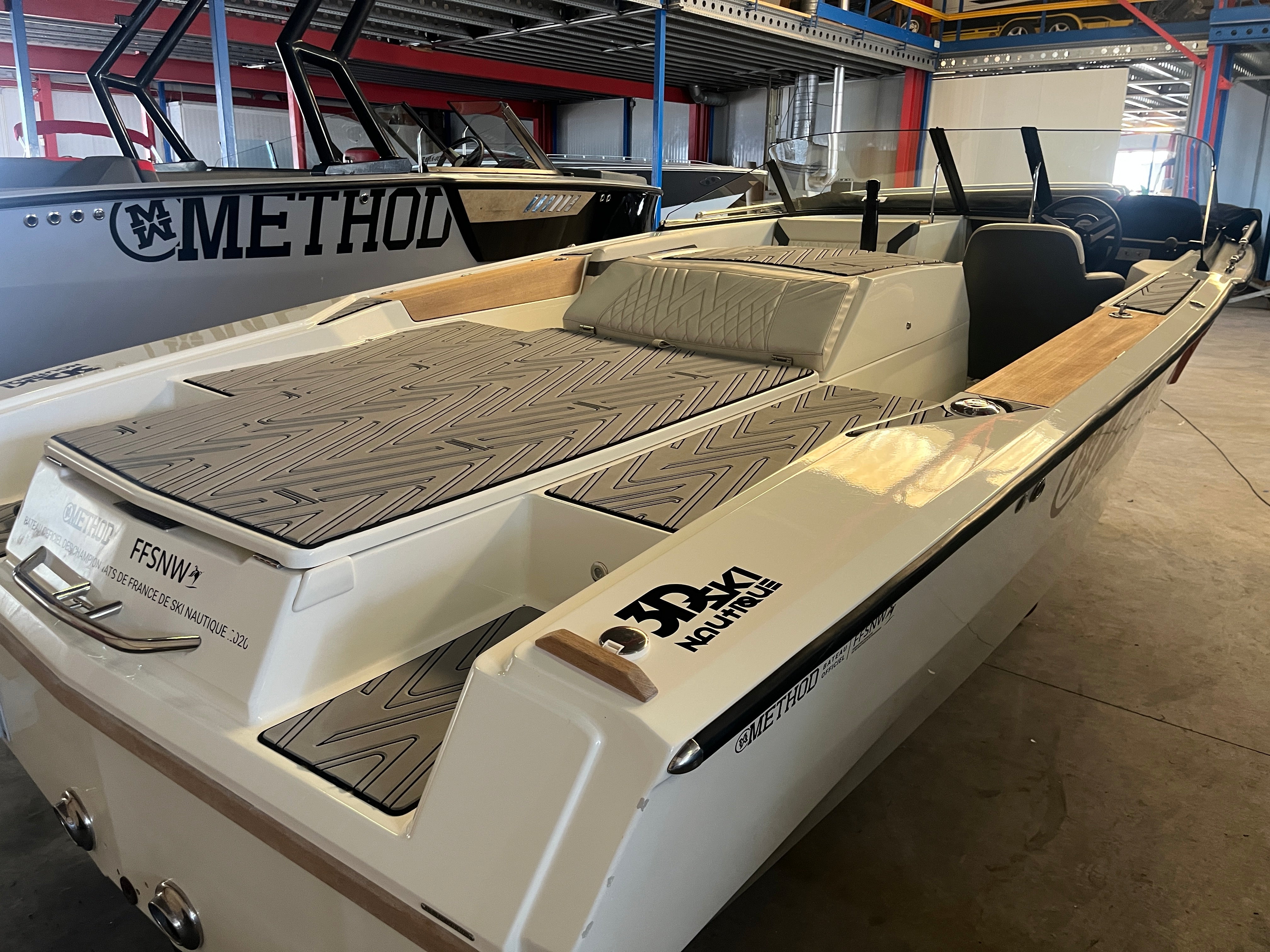 Човен для вейкбордингу та водних лиж Method Wake Ski 6.2 з 440 к.с. RED