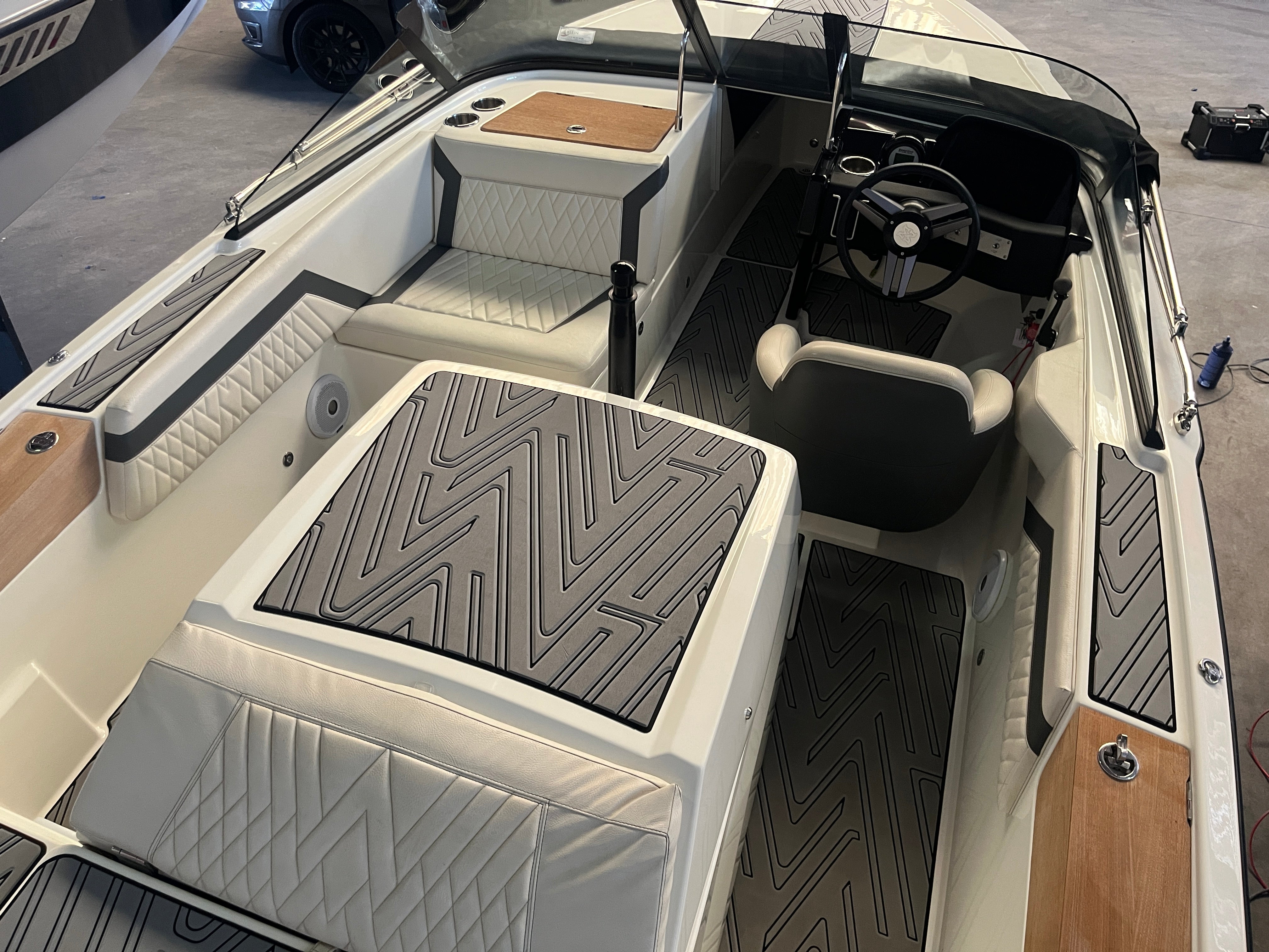 Човен для вейкбордингу та водних лиж Method Wake Ski 6.2 з 440 к.с. RED