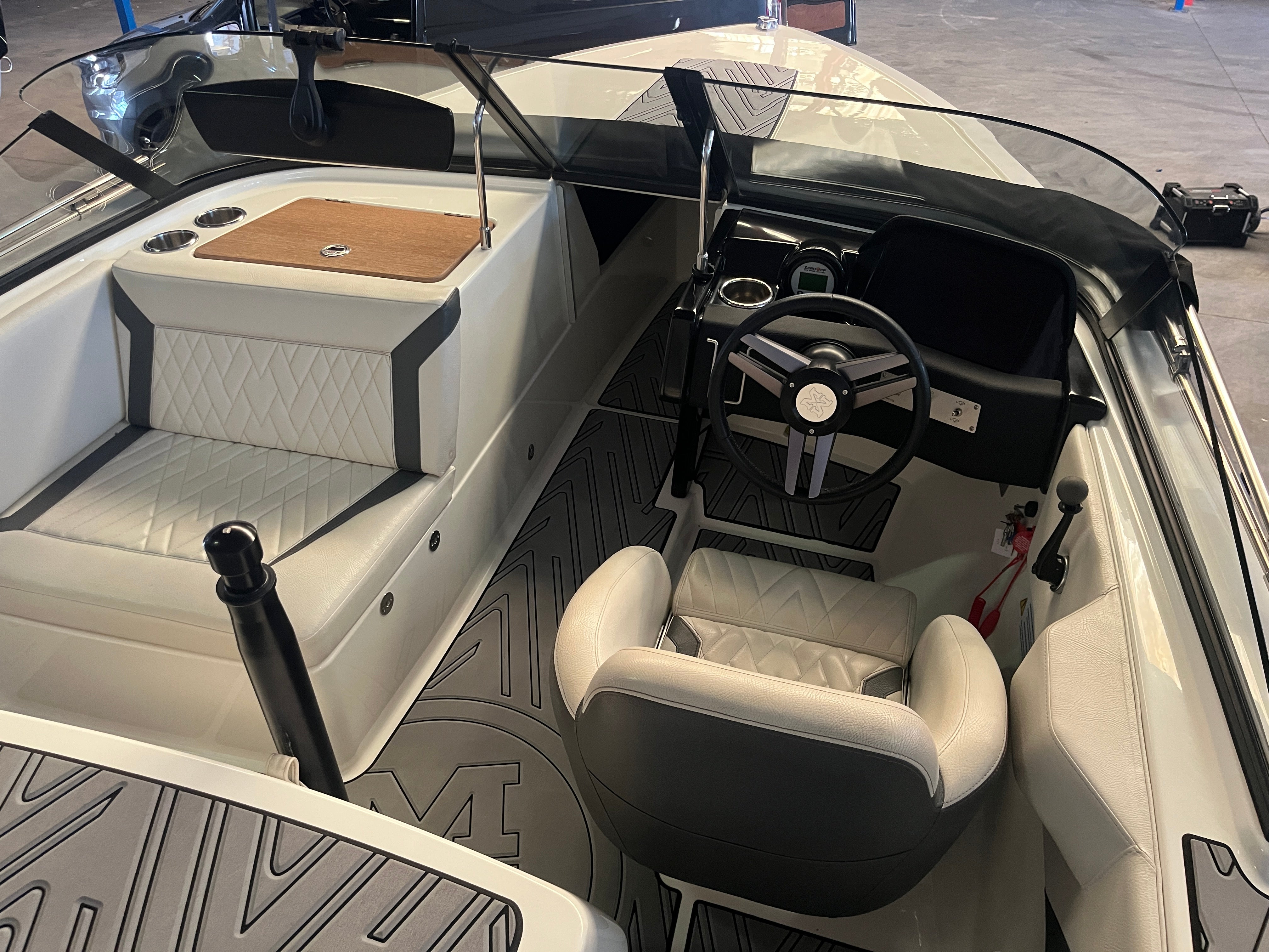 Човен для вейкбордингу та водних лиж Method Wake Ski 6.2 з 440 к.с. RED