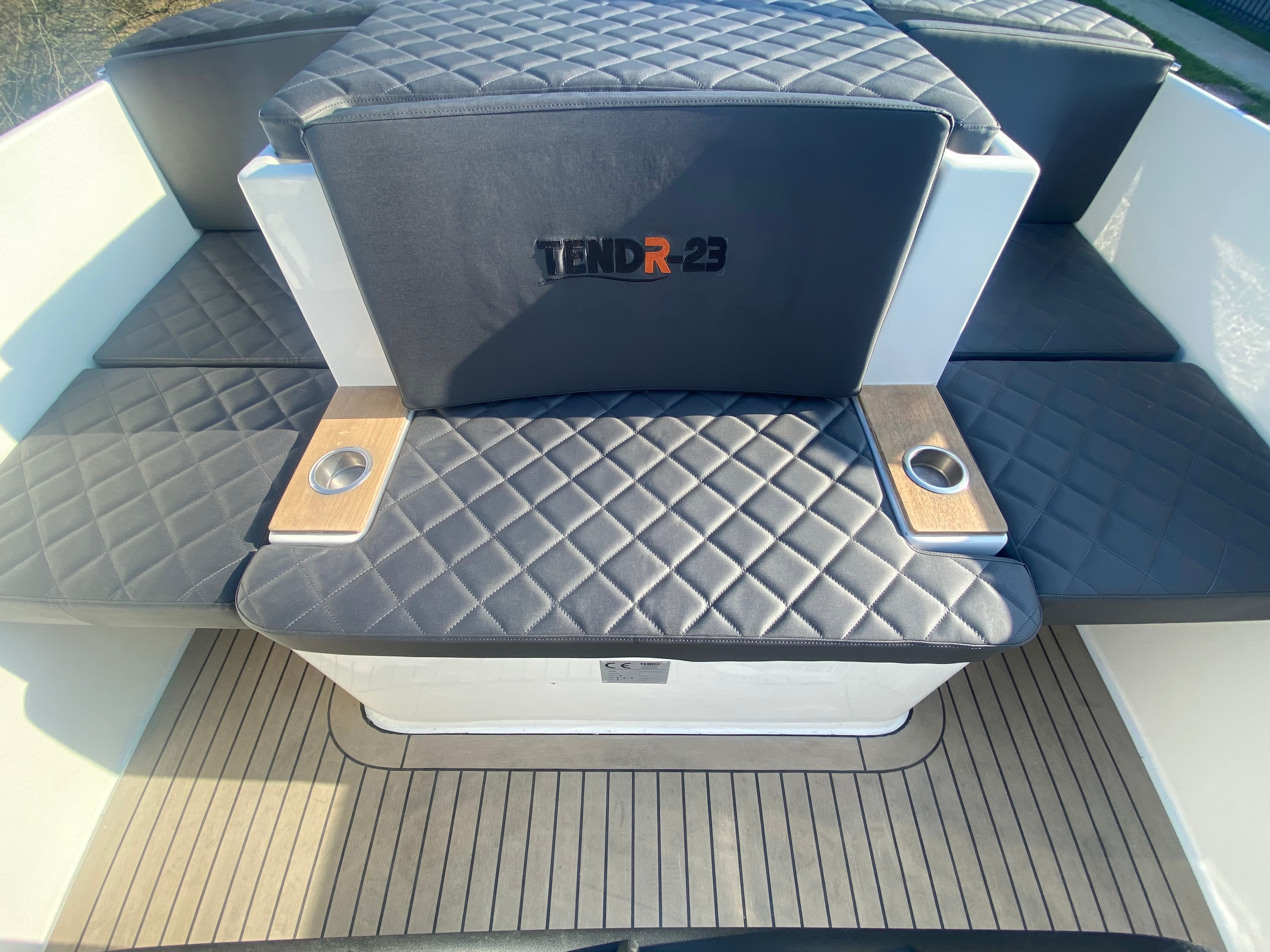 TENDR 23 Outboard 7 meter polyester sloop sort