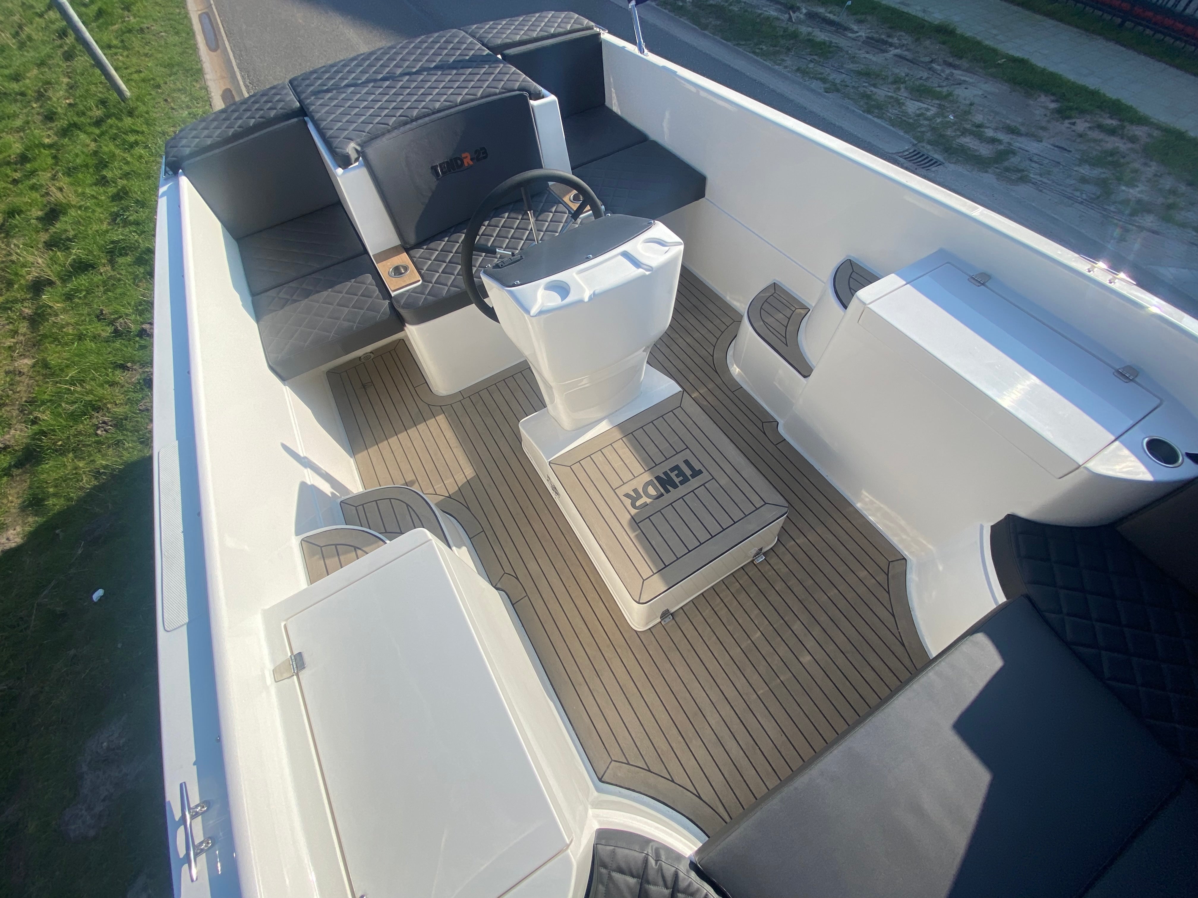 TENDR 23 Outboard 7 meter polyester sloop sort