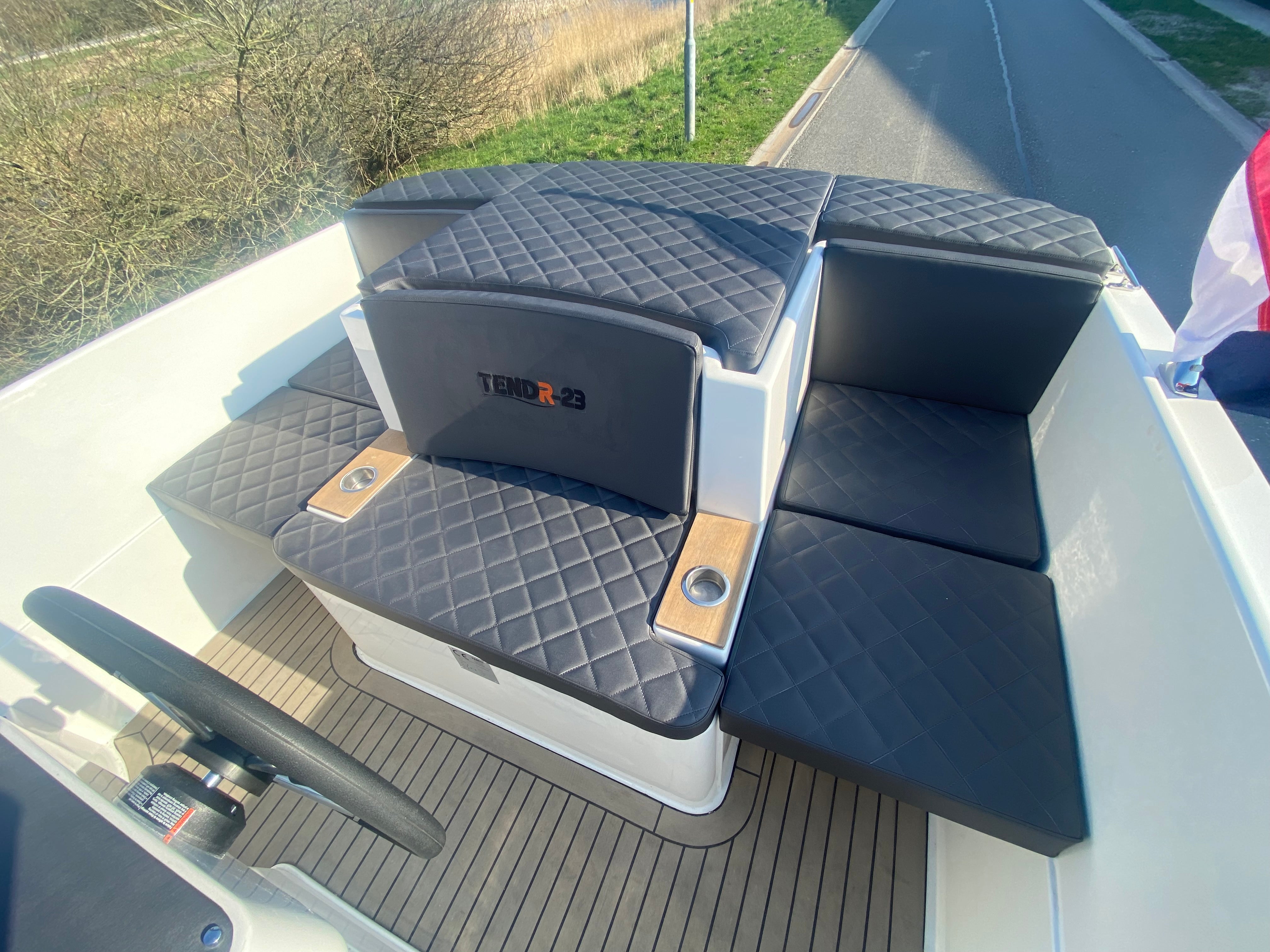 TENDR 23 Outboard 7 meter polyester sloop sort