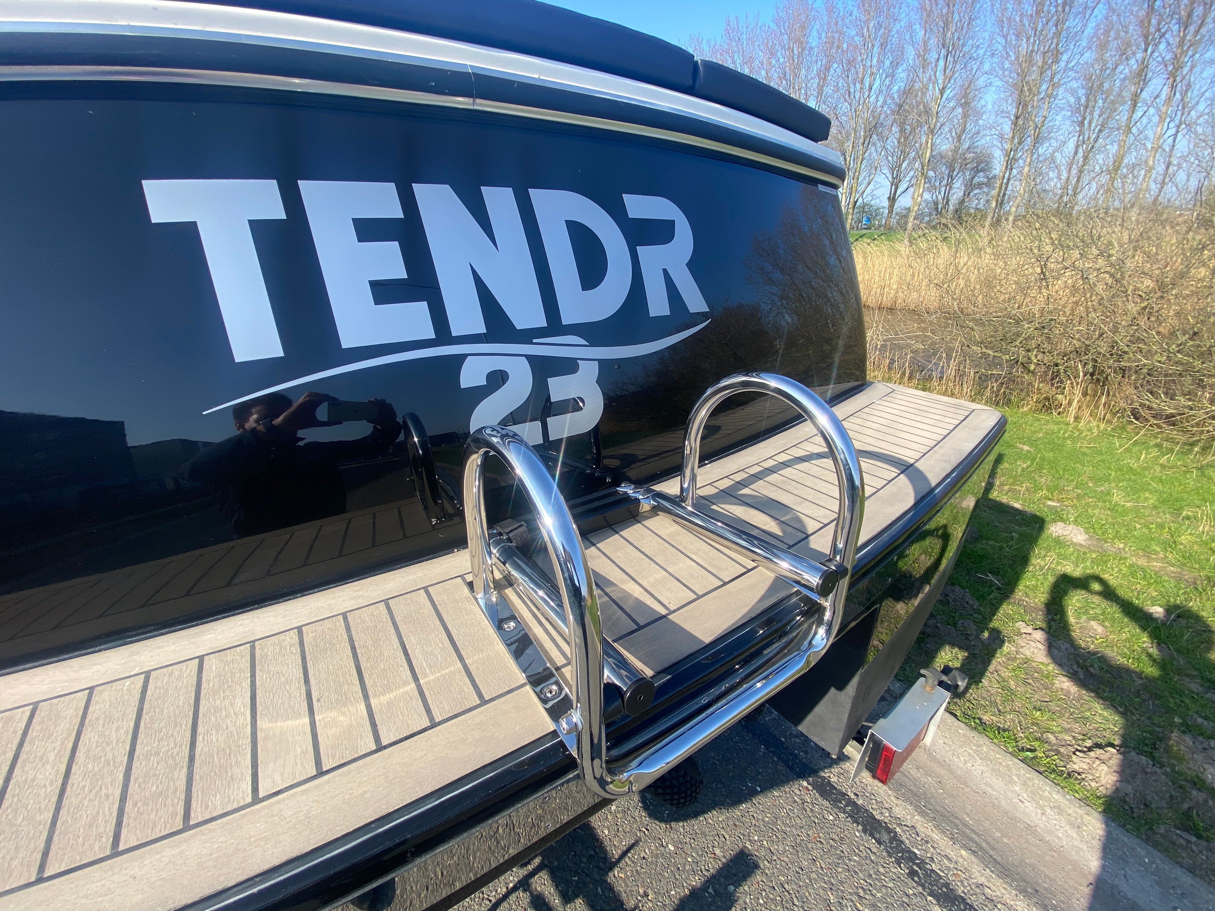 TENDR 23 Outboard 7 meter polyester sloop sort