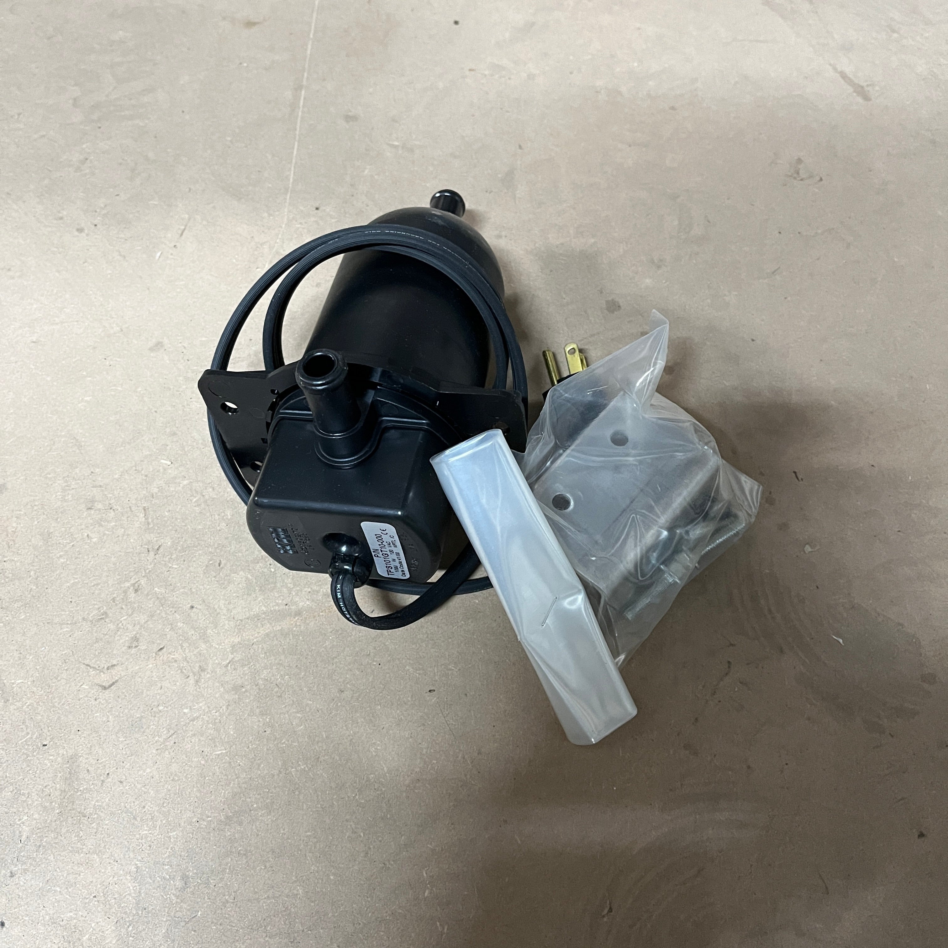 Компактний нагрівач для морських баків 1000 Вт - міцний пластиковий корпус, 120 В, автоматичне регулювання температури для човнів і кораблів