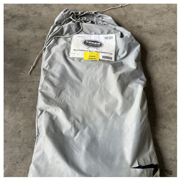 Прозрачен син капак на кърмата на Sessa Marine C43