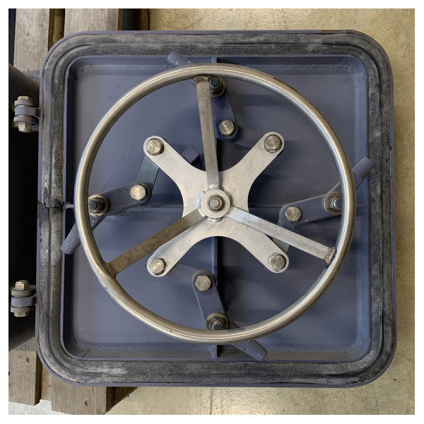 Тежък стоманен капак за морски люк с размери 600x600 мм, устойчив на атмосферни влияния и лесен механизъм с ръчно колело