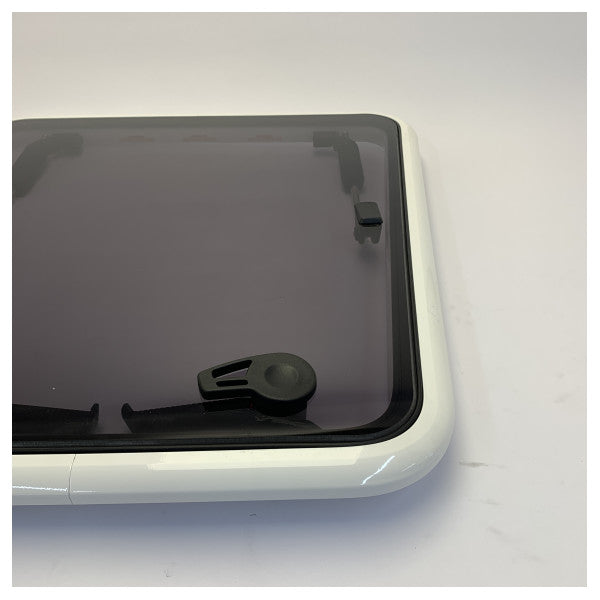 Lewmar Low Profile Hatch 658 x 629 mm - Telaio bianco Acrilico grigio - 30252100 