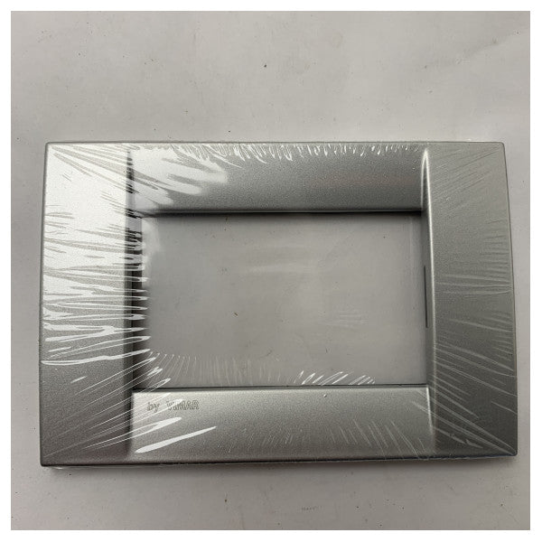 Placa de interrutor elétrico marítimo de 3 aberturas em metal prateado mate Classic Vimar - 16733.21.02