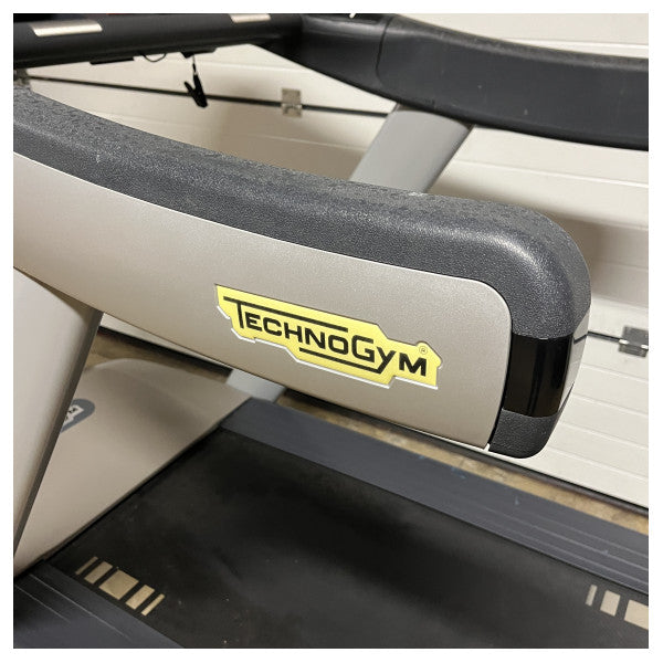 Tapis roulant Technogym Run Now 900 grigio a LED non utilizzato