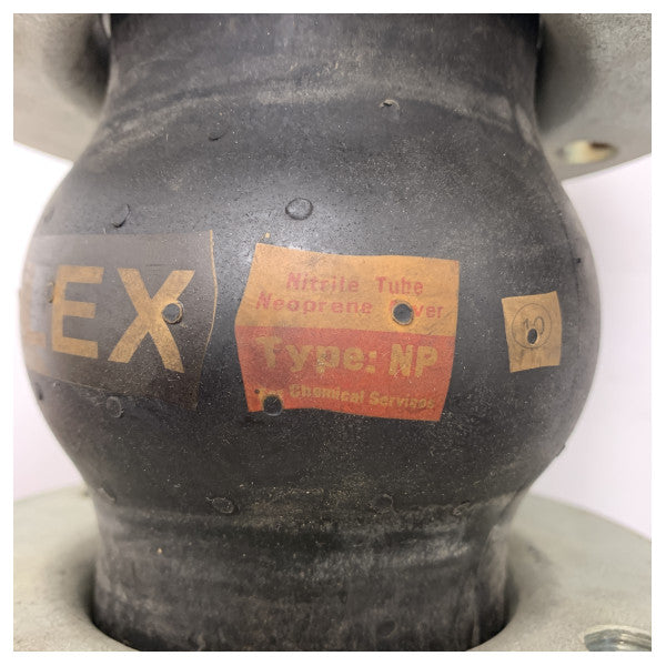 Elastyczny kompensator gumowy DN65 PN10/16 z kołnierzami ze stali nierdzewnej do tłumienia drgań i rozszerzalności cieplnej w systemach rurowych