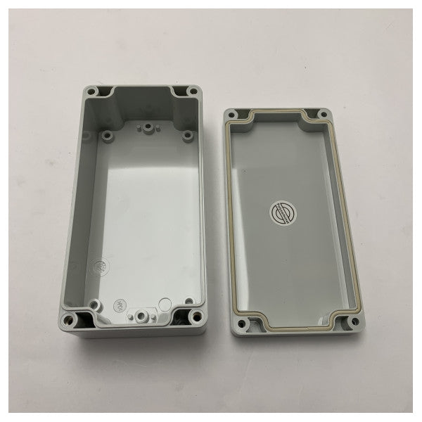 حاوية من البولي كربونات المقاومة للماء من الدرجة البحرية M220KO لحماية إلكترونية متينة