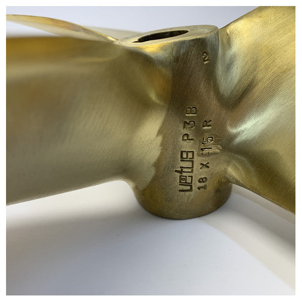 Vetus P3B-18X15R potkuri 3-lapainen messinki oikeakätinen 30 mm 