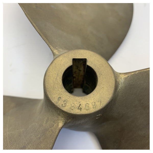 Hélice USADA Vetus P3B-13X12R 3 lâminas em latão com rotação à direita 25 mm 