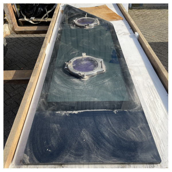 フェレッティ920サイドマウント前面ガラスパネル、開口ポートホール付き - 420407 