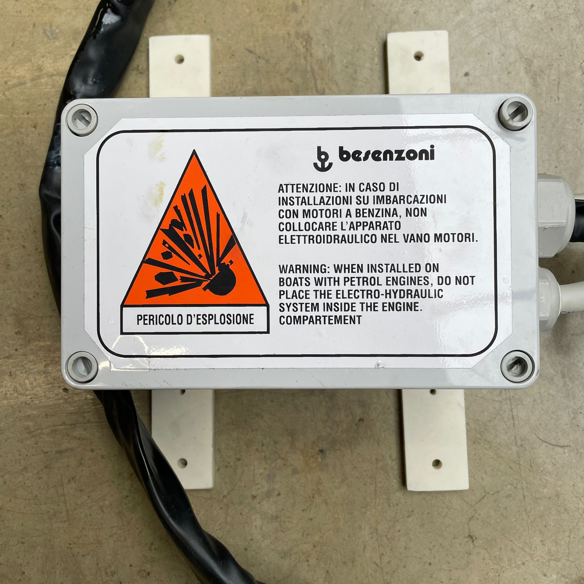 6-функціональний гідравлічний блок Besenzoni 24В з пультом дистанційного керування