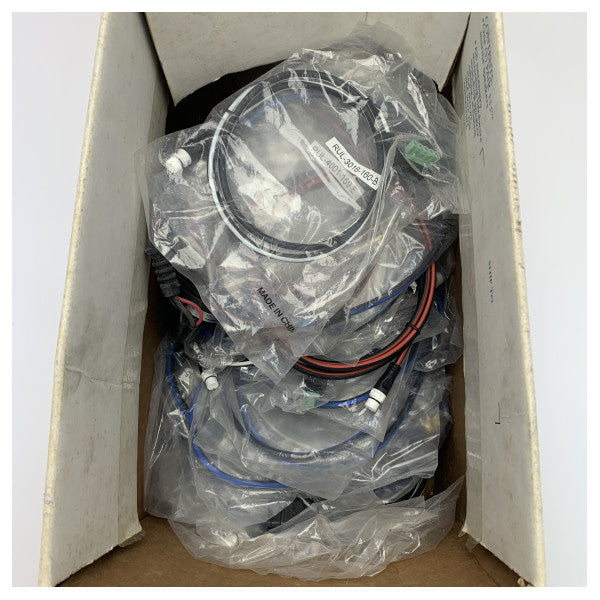 Caixa com vários cabos spur e backbone da Raymarine